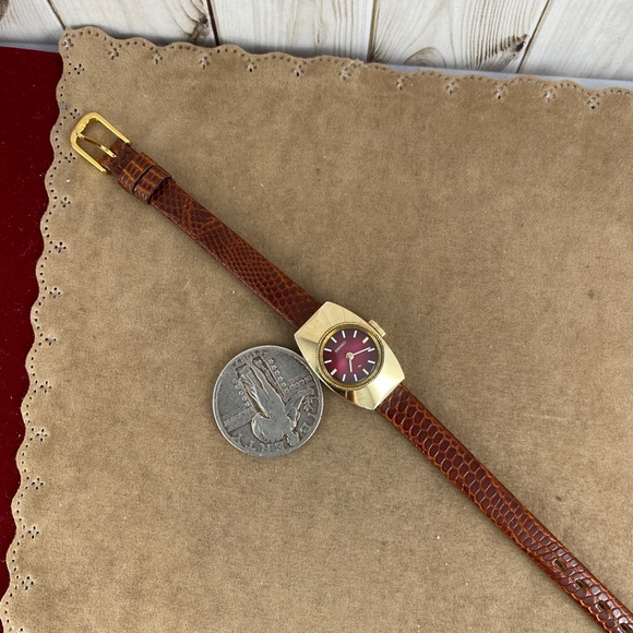 Vintage Ladies Seiko Hand Wind Dress Wrist Watch Red Dial white hands markers - Picture 6 of 9